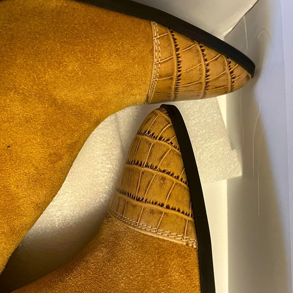 Stunning Donald Pliner short caramel boots, size 10 M. - Picture 2 of 7